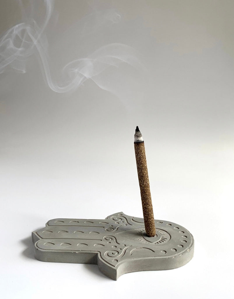 Guru-Shop Set Incenso Balinese Al Sandalo – 15 Bastoncini Naturali Con Porta Incenso In Ceramica E Custodia Intrecciata